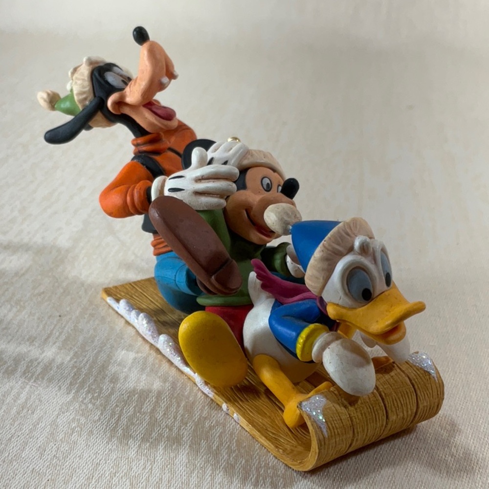 2009 Mickey and Friends Look Out Below Hallmark Keepsake with Disney Characters